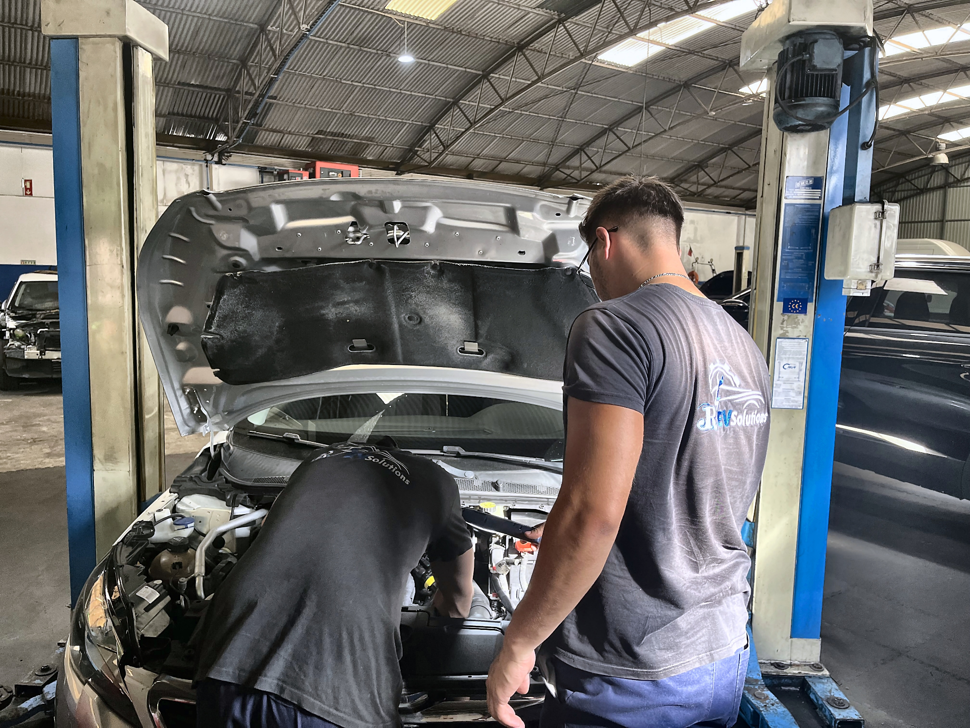 Equipa JR EV Solutions a trabalhar num motor na oficina